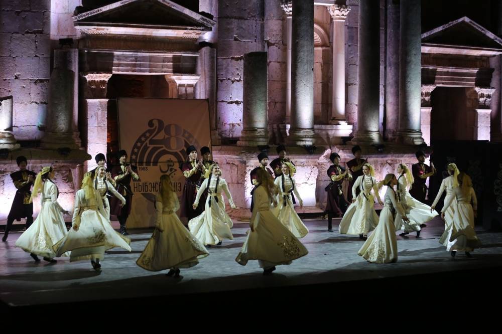  الأكثر مشاركة في مهرجان جرش فرقة  نادي الجيل  تقدم فلكلور وتراث الشركس على المسرح الجنوبي