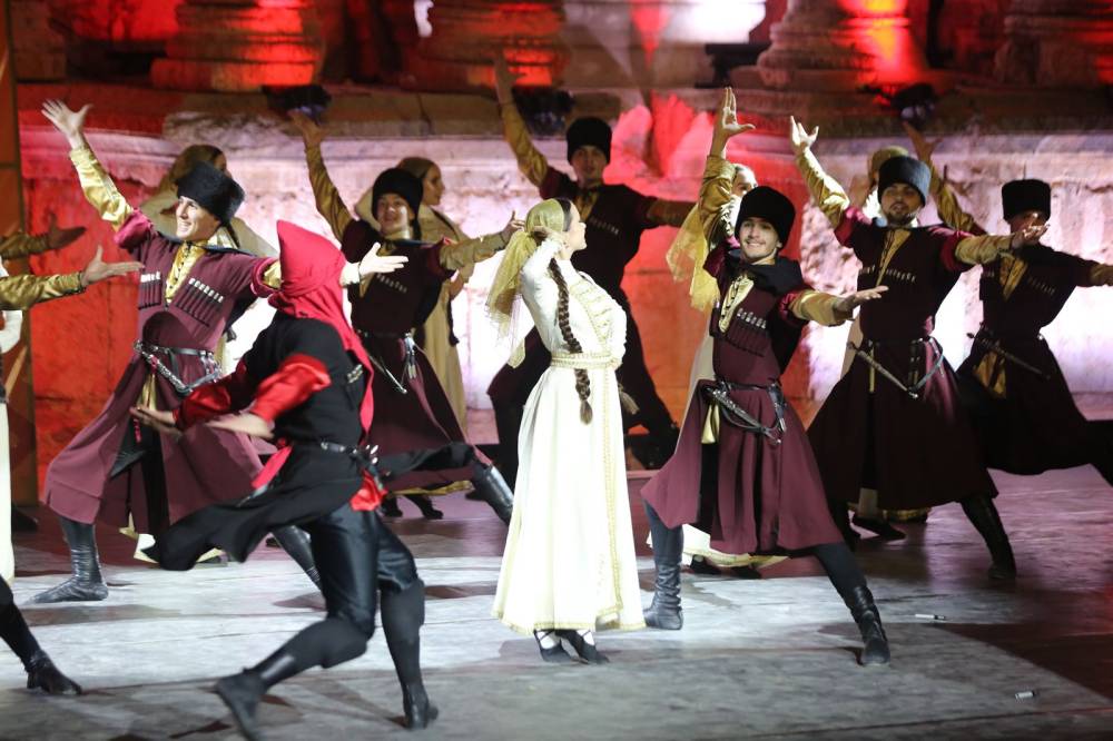  الأكثر مشاركة في مهرجان جرش فرقة  نادي الجيل  تقدم فلكلور وتراث الشركس على المسرح الجنوبي