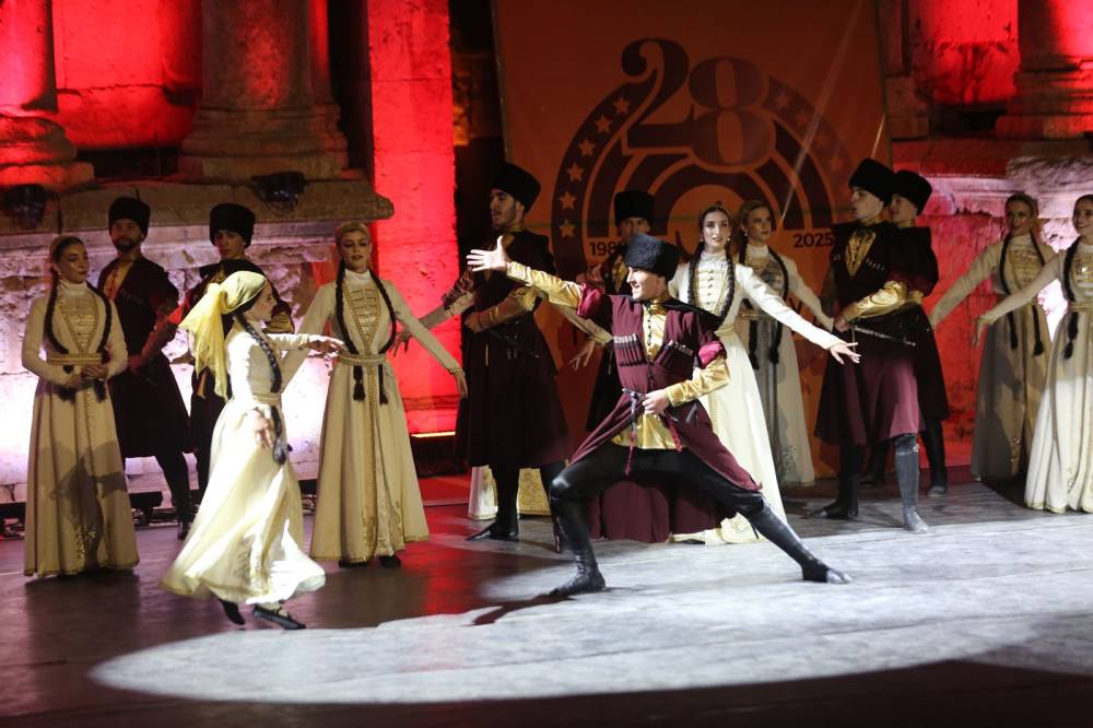  الأكثر مشاركة في مهرجان جرش فرقة  نادي الجيل  تقدم فلكلور وتراث الشركس على المسرح الجنوبي