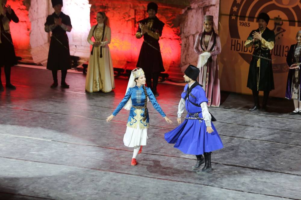  الأكثر مشاركة في مهرجان جرش فرقة  نادي الجيل  تقدم فلكلور وتراث الشركس على المسرح الجنوبي