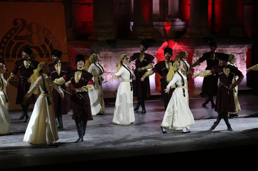  الأكثر مشاركة في مهرجان جرش فرقة  نادي الجيل  تقدم فلكلور وتراث الشركس على المسرح الجنوبي