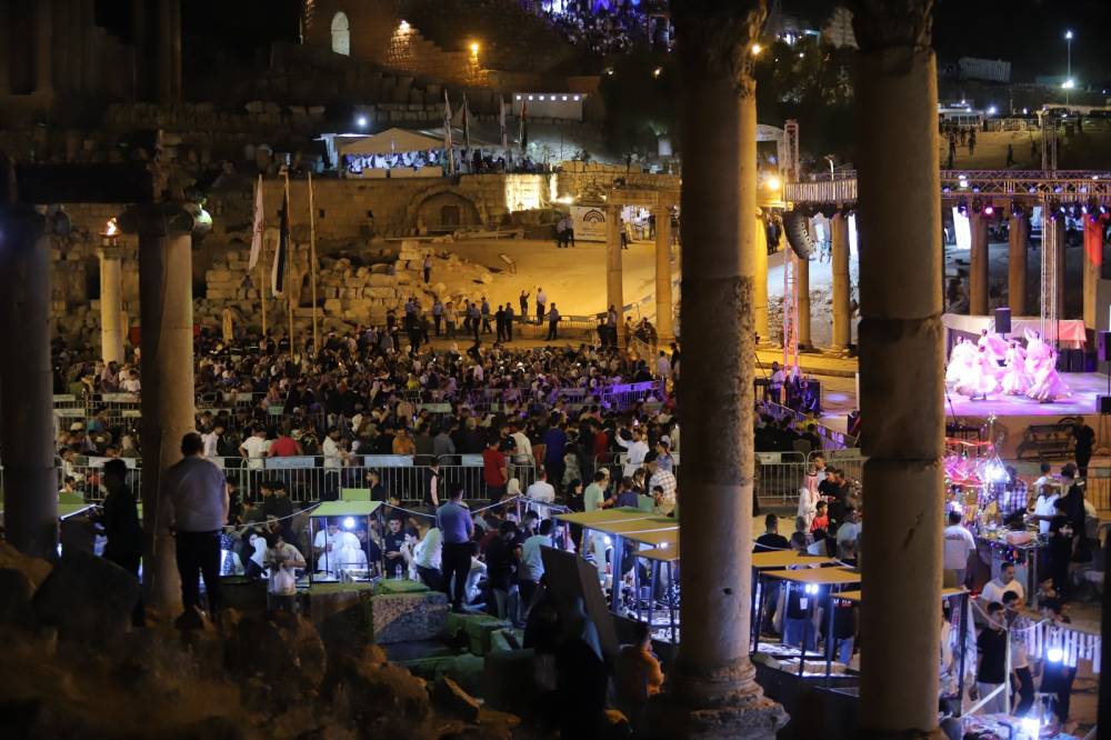 الساحة الرئيسية تنسج حكاية جديدة من الفرح بعروض فنية مميزة في أمسية جرشية