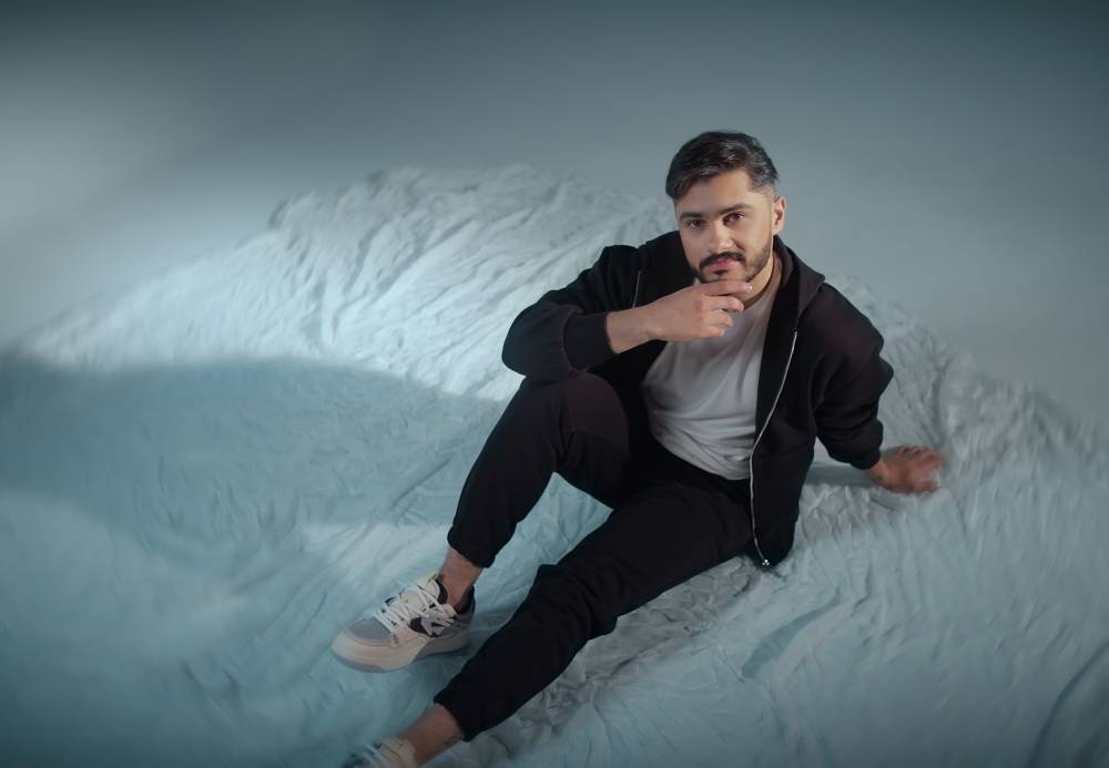 غيث الهايم يُطلق إي عشقته بتجربة غنائية تنبض بالإحساس والتجديد