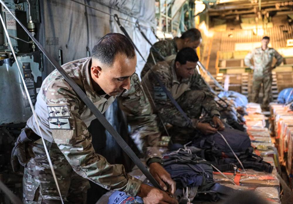 خمس طائرات عسكرية تحمل على متنها (٣٥) طناً من المساعدات الإنسانية لغزة