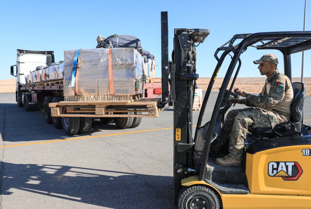 خمس طائرات عسكرية تحمل على متنها (٣٥) طناً من المساعدات الإنسانية لغزة