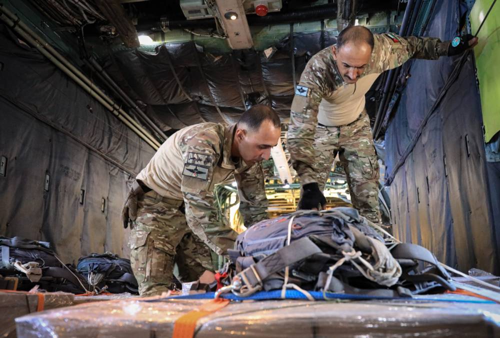 خمس طائرات عسكرية تحمل على متنها (٣٥) طناً من المساعدات الإنسانية لغزة