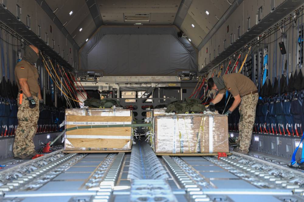 خمس طائرات عسكرية تحمل على متنها (٣٥) طناً من المساعدات الإنسانية لغزة