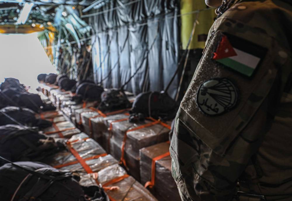 خمس طائرات عسكرية تحمل على متنها (٣٥) طناً من المساعدات الإنسانية لغزة