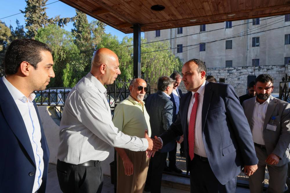 وزير الشباب يزور نادي الحسين مهنئا بفوزه بكأس السوبر 