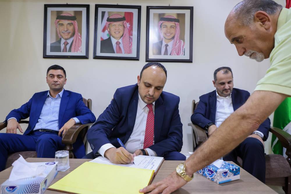 وزير الشباب يزور نادي الحسين مهنئا بفوزه بكأس السوبر 