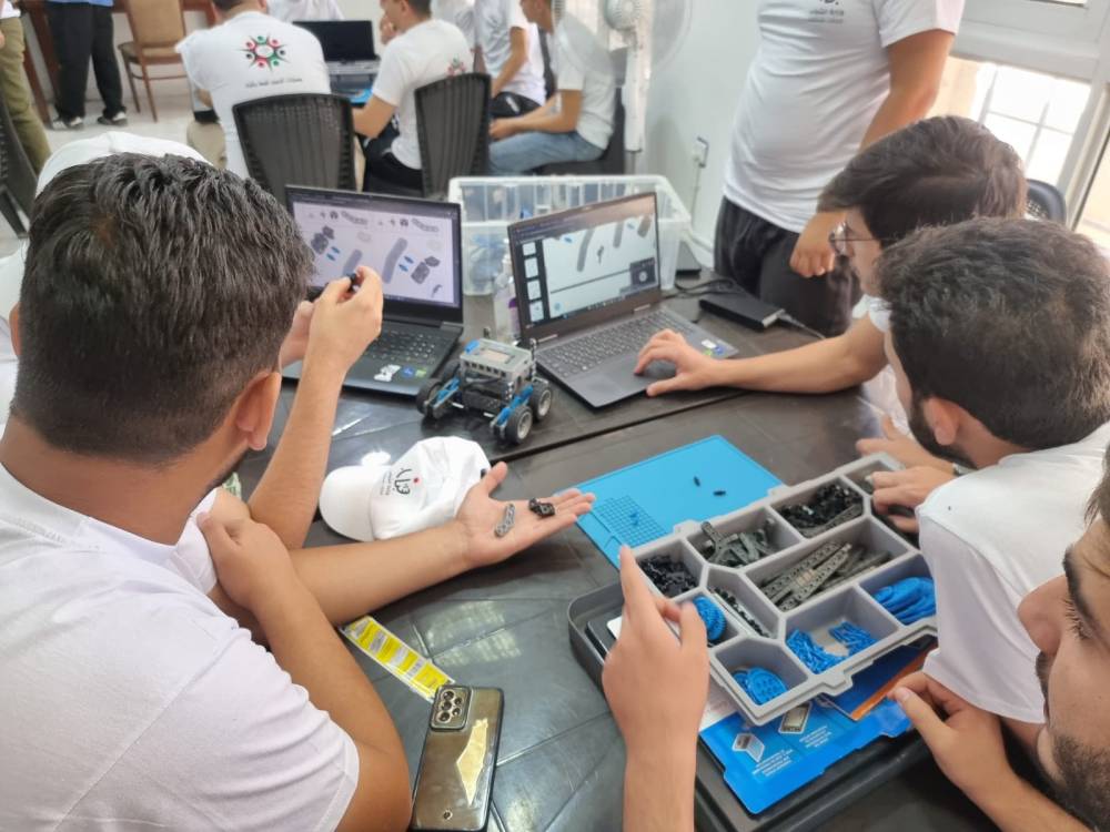 اختتام معسكر الذكاء الاصطناعي والروبوت في بيت شباب الزرقاء