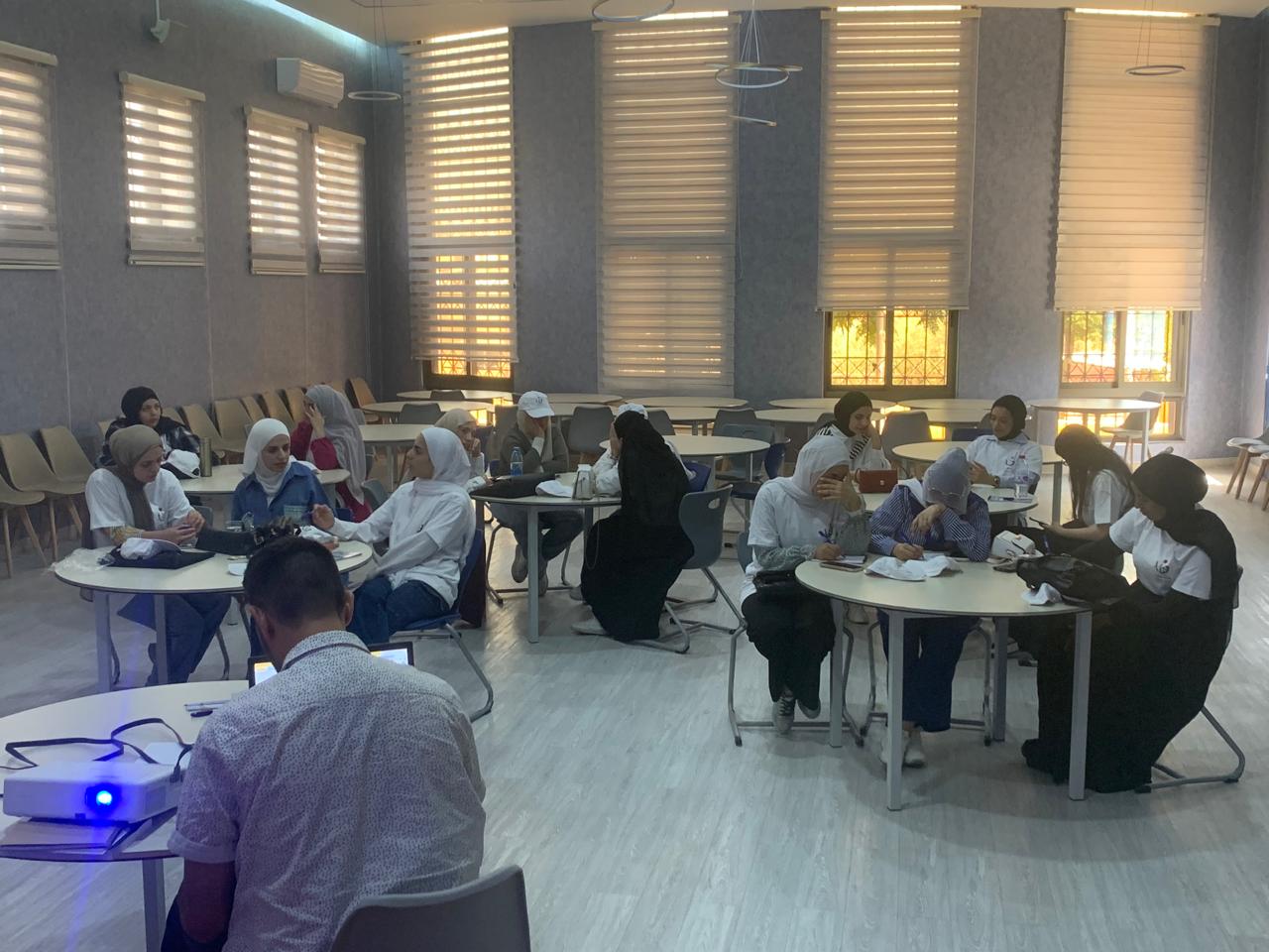 انطلاق فعاليات معسكر “الذكاء الاصطناعي والأمن السيبراني” في مركز شابات القويسمة