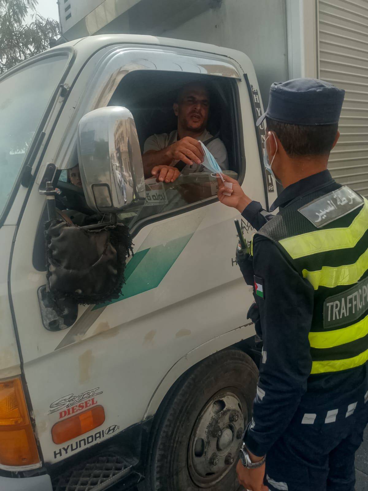 نشامى سير مادبا يوزعون الكمامات على المواطنين للتخفيف من آثار موجة الغبار