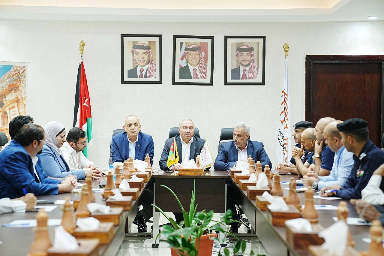 وزير السياحة والآثار ورئيس إقليم البترا يلتقون عدد من شيوخ ووجهاء لواء البترا