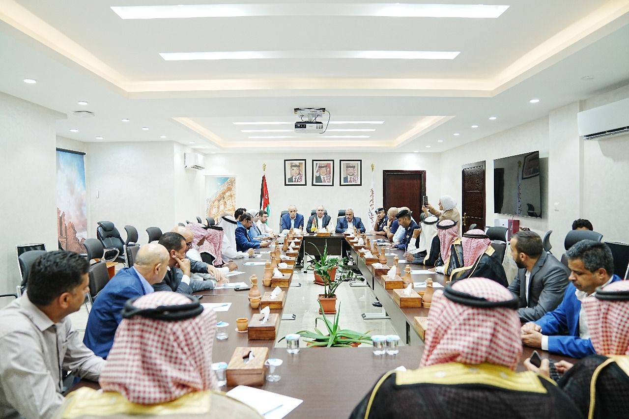 وزير السياحة والآثار ورئيس إقليم البترا يلتقون عدد من شيوخ ووجهاء لواء البترا
