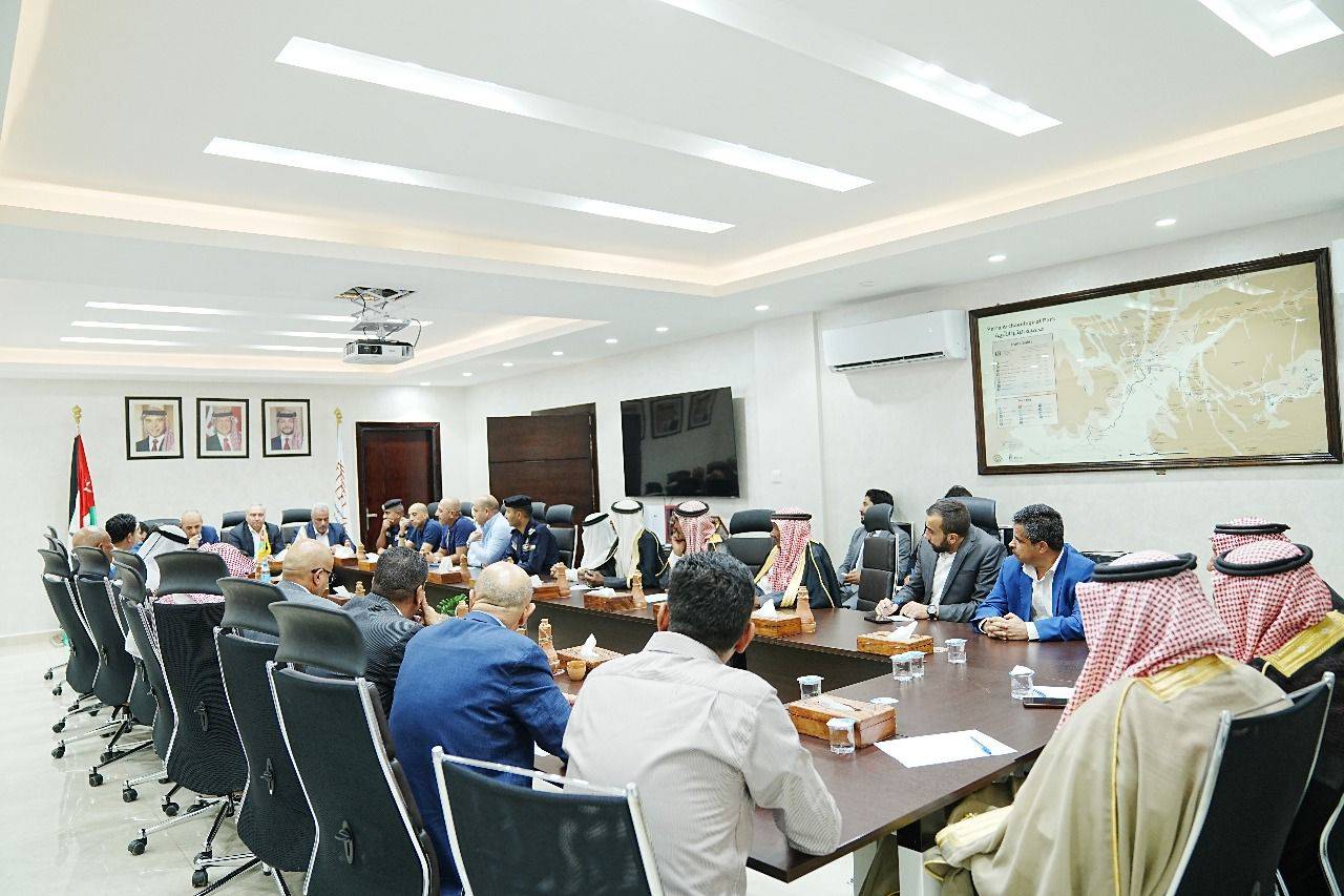 وزير السياحة والآثار ورئيس إقليم البترا يلتقون عدد من شيوخ ووجهاء لواء البترا