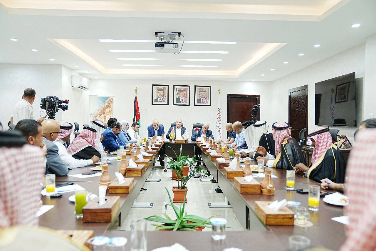 وزير السياحة والآثار ورئيس إقليم البترا يلتقون عدد من شيوخ ووجهاء لواء البترا