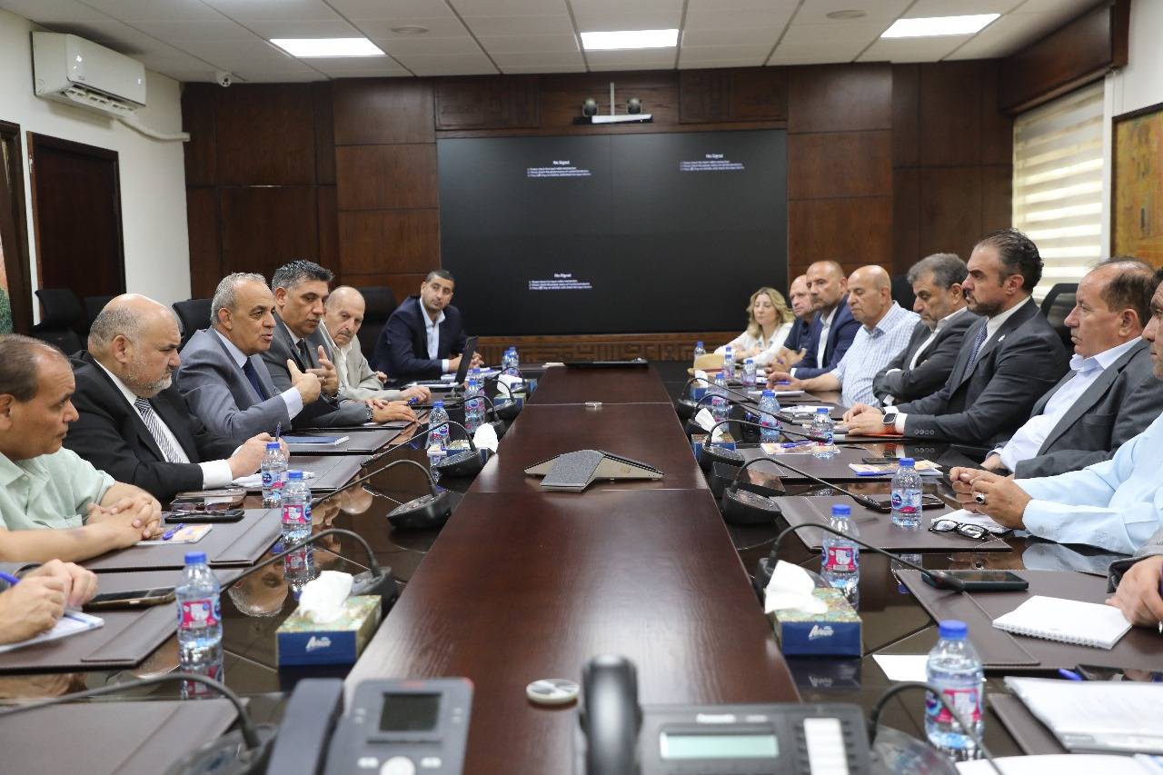 وزير السياحة والآثار يبحث مع الجمعيات السياحية سبل مواجهة التحديات وتعزيز تنافسية القطاع