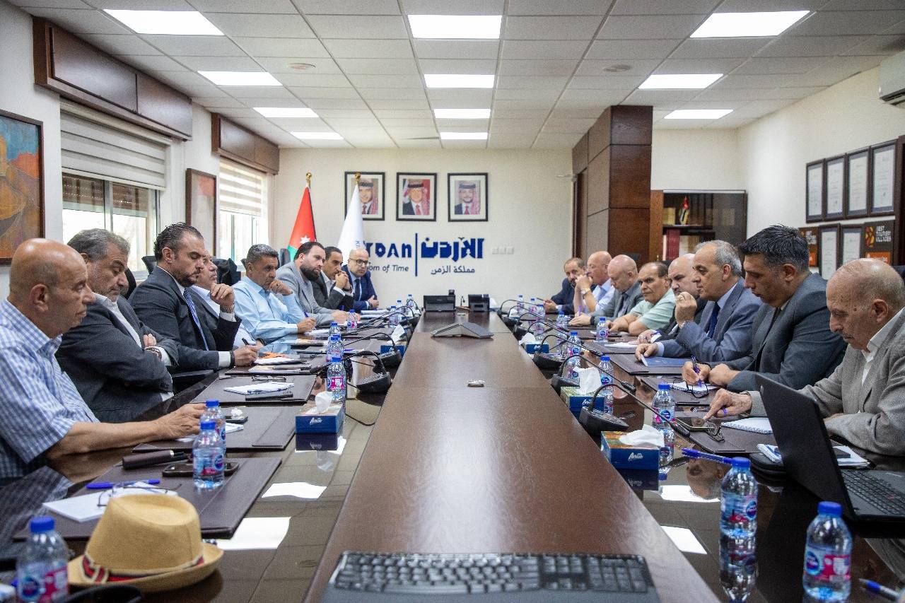 وزير السياحة والآثار يبحث مع الجمعيات السياحية سبل مواجهة التحديات وتعزيز تنافسية القطاع