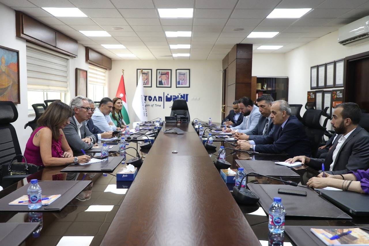 وزير السياحة والآثار يبحث مع الجمعيات السياحية سبل مواجهة التحديات وتعزيز تنافسية القطاع