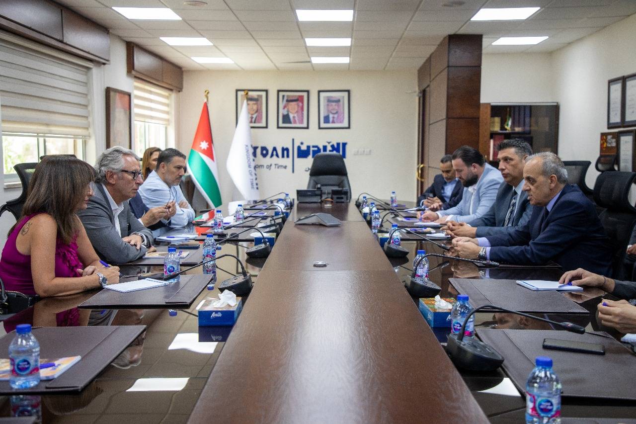 وزير السياحة والآثار يبحث مع الجمعيات السياحية سبل مواجهة التحديات وتعزيز تنافسية القطاع