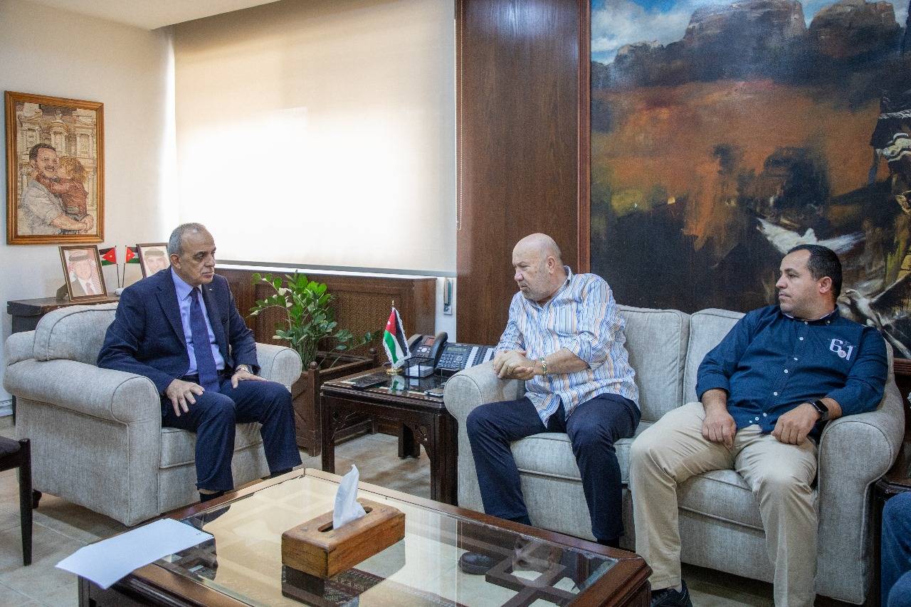 وزير السياحة والآثار يبحث مع الجمعيات السياحية سبل مواجهة التحديات وتعزيز تنافسية القطاع