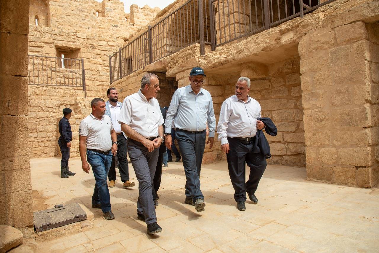 وزير السياحة والآثار يتفقد سير العمل في مشروع تطوير موقع قلعة القطرانة الأثري