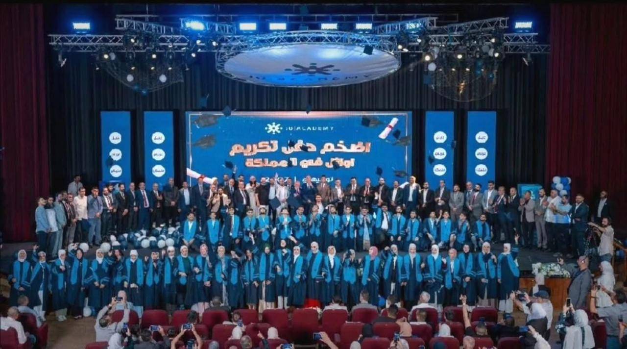 جو أكاديمي تحتفي بأوائل الثانوية العامة من طلابها وتكرم معلميهم المتميزين بعد تحقيق إنجاز غير مسبوق: 31 طالباً من أصل 35 في قائمة الأوائل