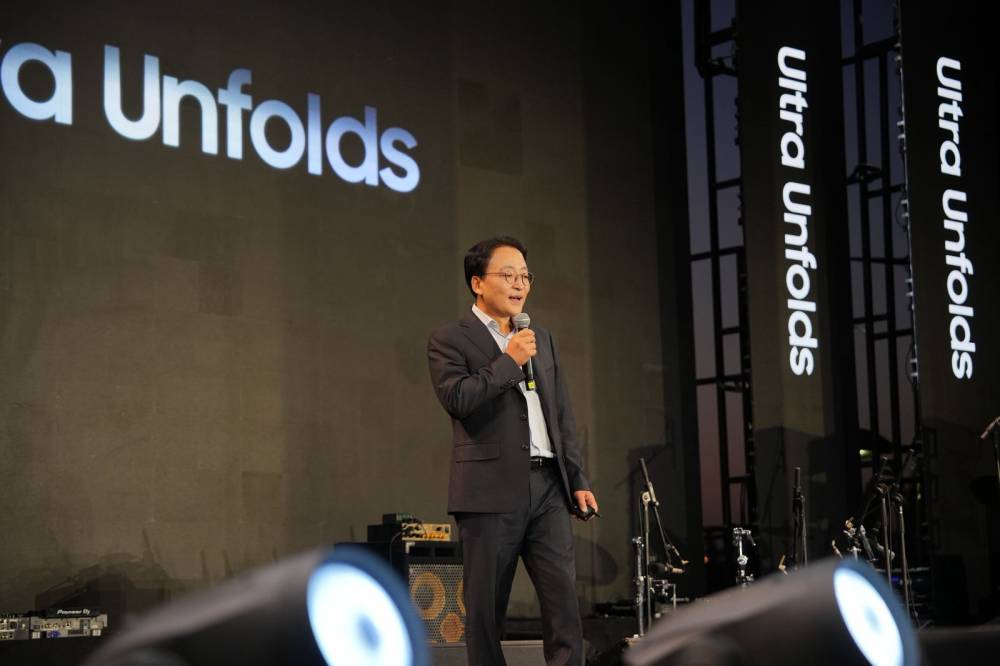 من شاشة إلى مساعد شخصي: كيف تعيد سامسونج إلكترونيكس تعريف الهواتف القابلة للطي