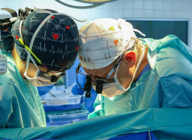 بتعاون خليجي عابر للحدود: التخصصي ينجح في زراعة قلب لطفل سعودي من متبرع متوفى دماغياً في الإمارات