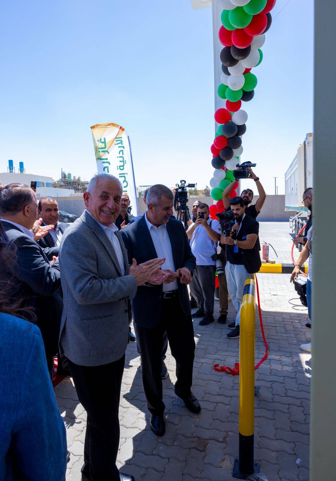وطني تفتتح أول محطة وطنية لتعبئة المركبات والشاحنات بالغاز الطبيعي المضغوط (CNG) في الأردن غاز أردني من الأراضي الأردنية الى الأيادي الأردنية