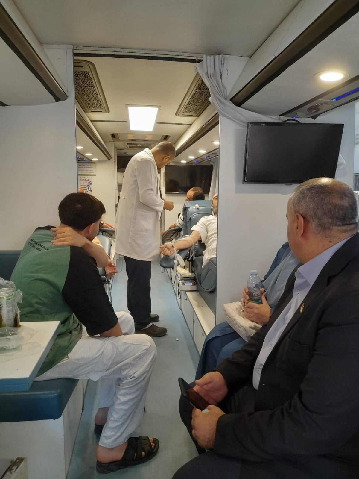 الخشمان يرعى حملة التبرع بالدم في حي جناعة بالزرقاء 