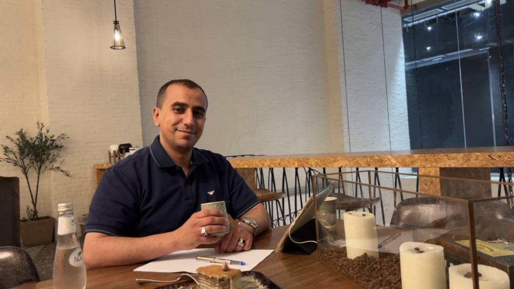 الذكاء الاجتماعي أم النفاق المتقن؟  بين الحقيقة وأقنعة التواصل الرقمي في زمن العولمة