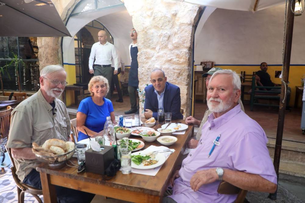 وزير السياحة والآثار يلتقي ممثلي القطاع السياحي والمجتمع المحلي في مادبا