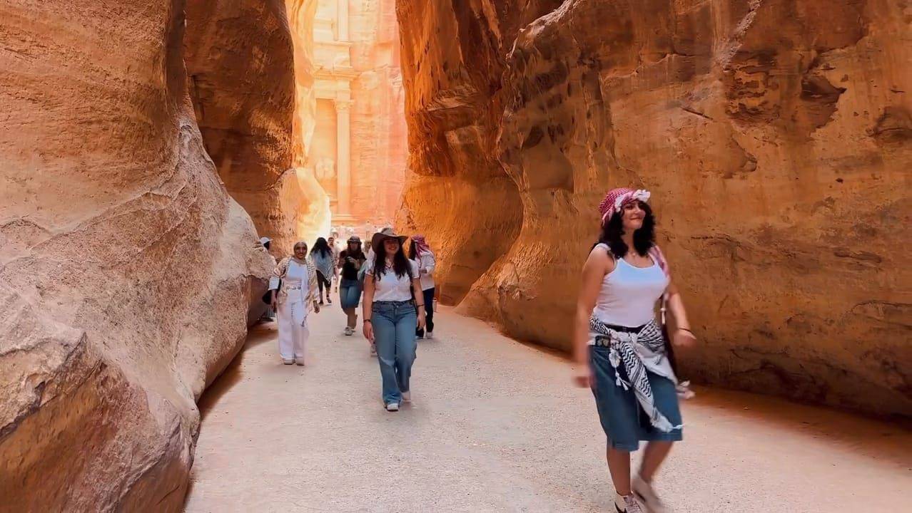 طلبة كلية هندسة البيئة المبنية في جامعة الحسين التقنية يزورون البترا