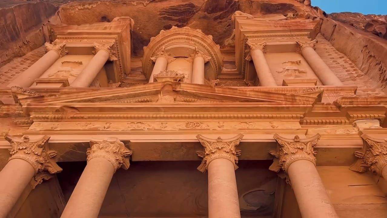 طلبة كلية هندسة البيئة المبنية في جامعة الحسين التقنية يزورون البترا