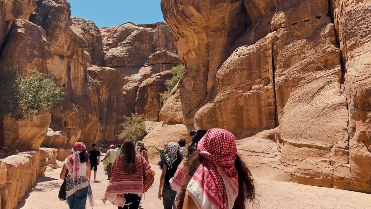 طلبة كلية هندسة البيئة المبنية في جامعة الحسين التقنية يزورون البترا