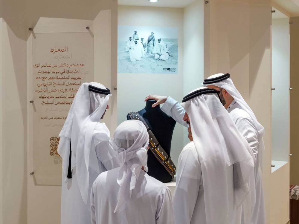 الأزياء الإماراتية التراثية تجذب الزوار بمعرض أبوظبي للصيد والفروسية
