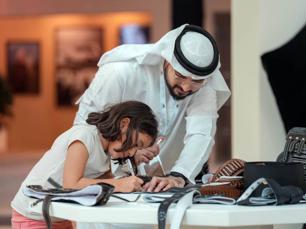 الأزياء الإماراتية التراثية تجذب الزوار بمعرض أبوظبي للصيد والفروسية