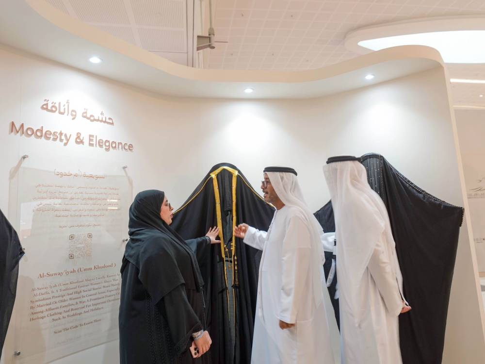 الأزياء الإماراتية التراثية تجذب الزوار بمعرض أبوظبي للصيد والفروسية