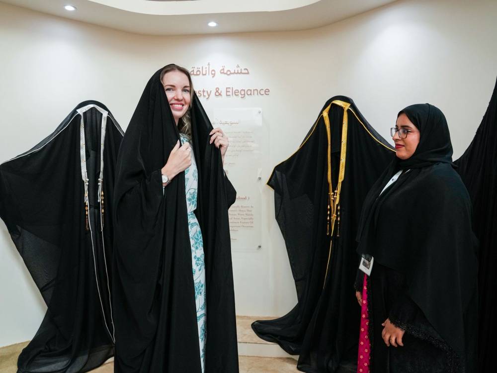 الأزياء الإماراتية التراثية تجذب الزوار بمعرض أبوظبي للصيد والفروسية