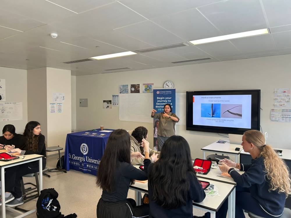 جامعة سانت جورج تتعاون مع مجموعة جيمس للتعليم لتوسيع فرص التعليم الطبي للطلاب في الإمارات وقطر