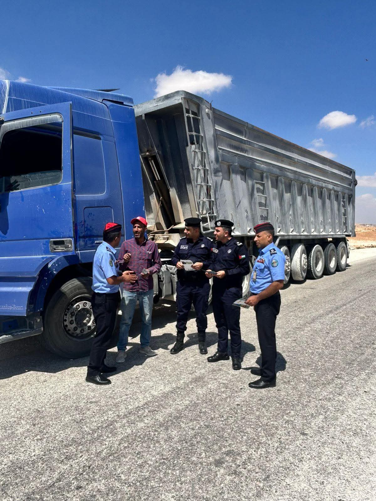 فرق ميدانية من الأمن العام تنفذ جولات لتوعية سائقي مركبات الشحن