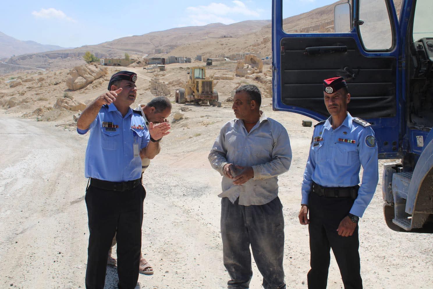 فرق ميدانية من الأمن العام تنفذ جولات لتوعية سائقي مركبات الشحن