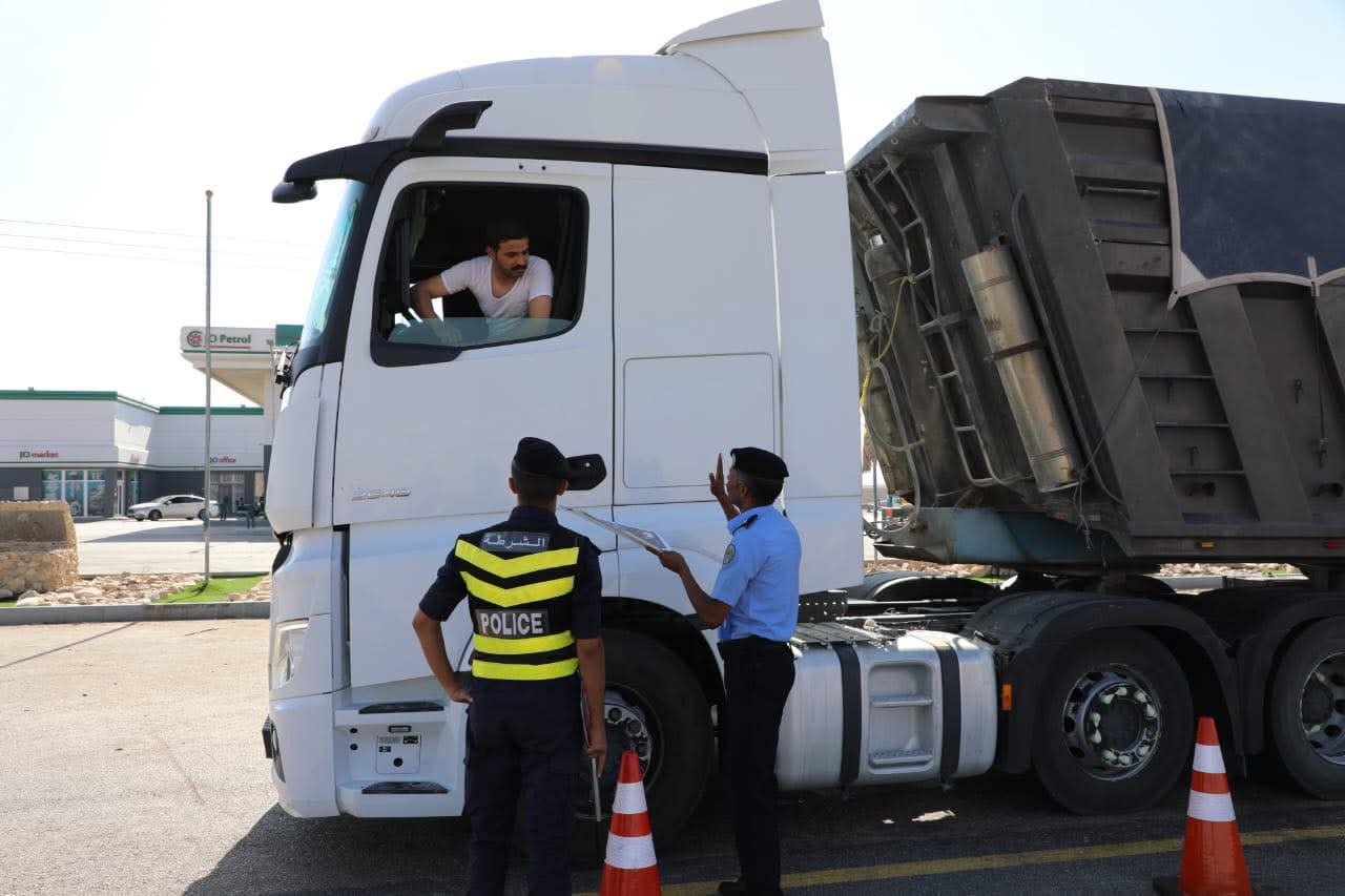 فرق ميدانية من الأمن العام تنفذ جولات لتوعية سائقي مركبات الشحن