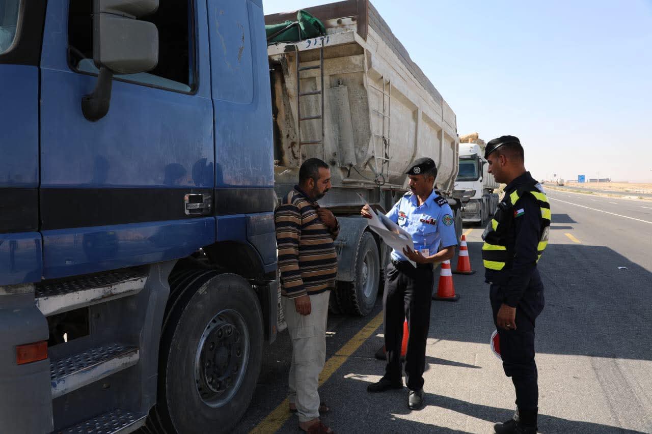 فرق ميدانية من الأمن العام تنفذ جولات لتوعية سائقي مركبات الشحن
