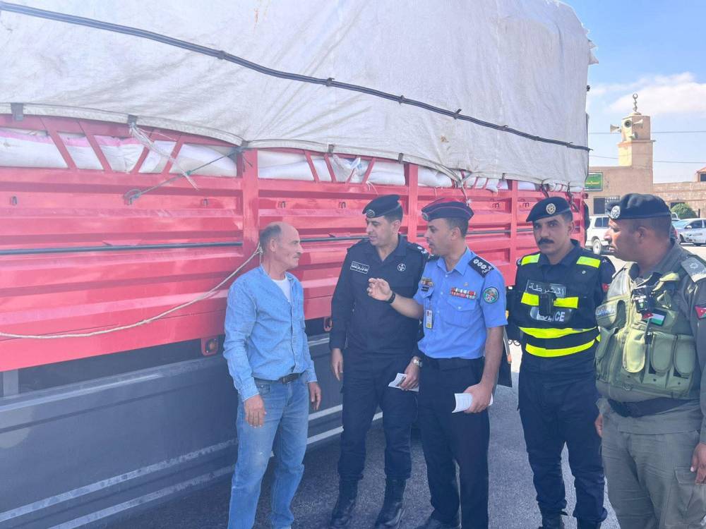 فرق ميدانية من الأمن العام تنفذ جولات لتوعية سائقي مركبات الشحن