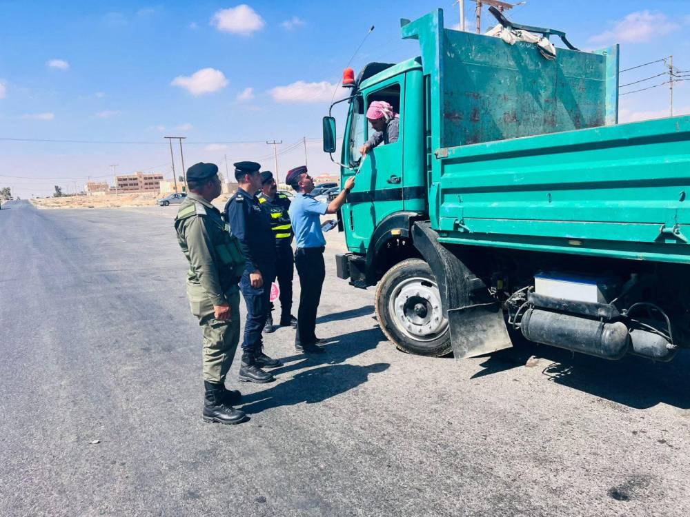 فرق ميدانية من الأمن العام تنفذ جولات لتوعية سائقي مركبات الشحن