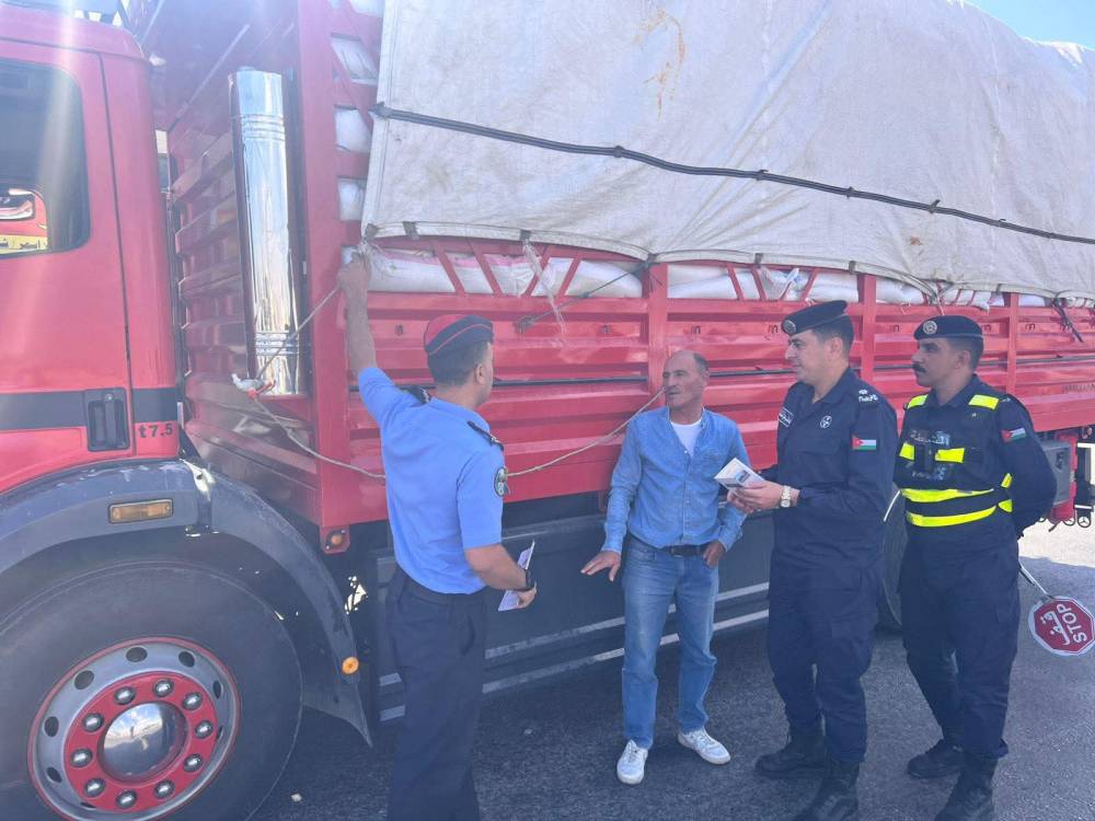 فرق ميدانية من الأمن العام تنفذ جولات لتوعية سائقي مركبات الشحن