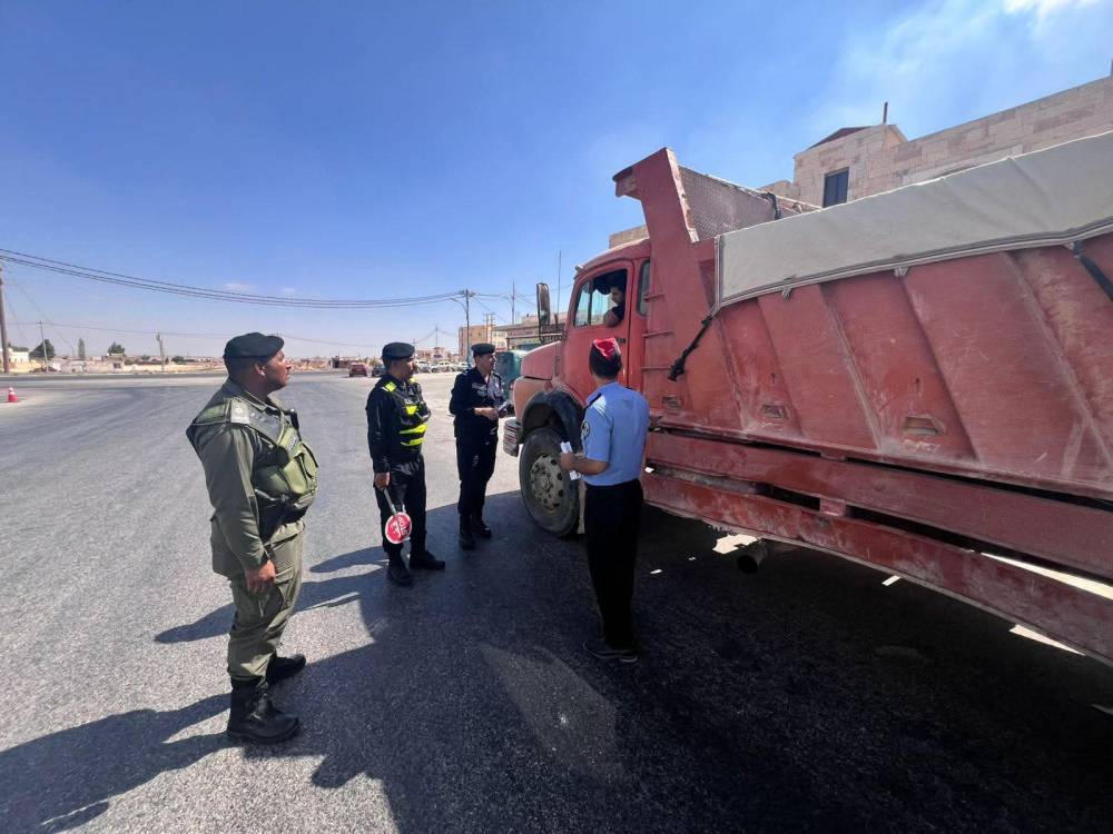 فرق ميدانية من الأمن العام تنفذ جولات لتوعية سائقي مركبات الشحن